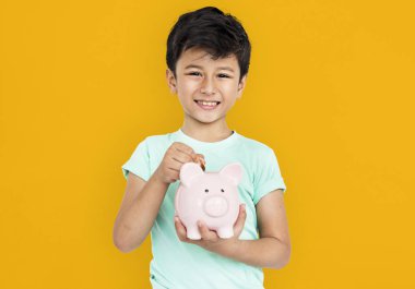 Domuzcuk bankada para koyarak çocuk