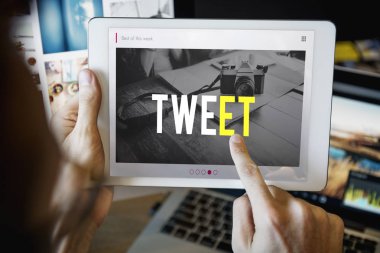 Dijital tablet kullanan adam