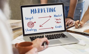 dizüstü bilgisayarda çalışan mimar