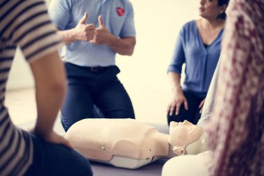 CPR ilk yardım eğitimi öğrenme insanlar 