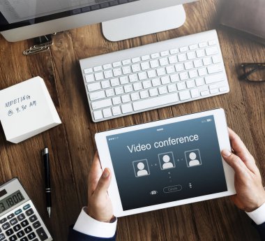 iş kişi dijital tablet kullanma