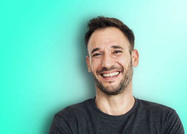 yakışıklı gülen adam