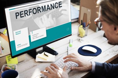 Ofiste çalışan bir iş adamı.