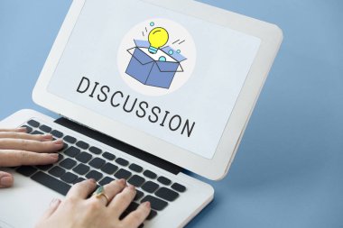 Dizüstü bilgisayarda çalışan kadın