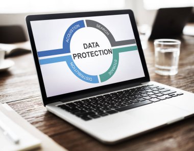 Açık tablo üstünde laptop