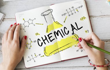 Günlüğe notlar yazan kadın