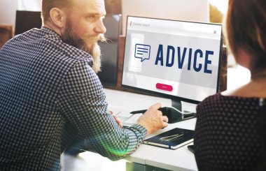 Bilgisayarda çalışan iş adamı