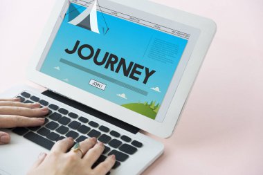 Dizüstü bilgisayarda çalışan kadın