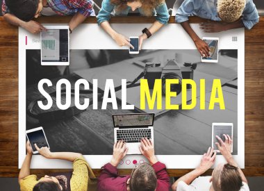 Dijital aygıtlar kullanan insanlar