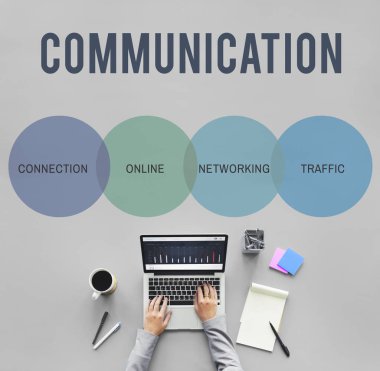 Dizüstü bilgisayarda çalışan kişi