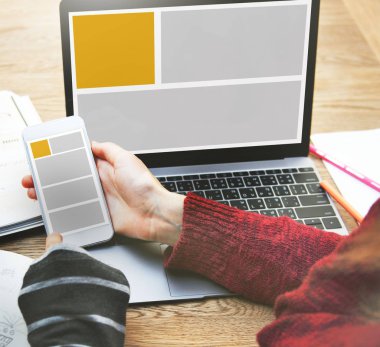 dizüstü bilgisayar ve smartphone ile kız