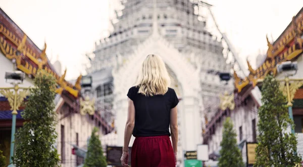 Mujer viajero visitando templo — Foto de Stock