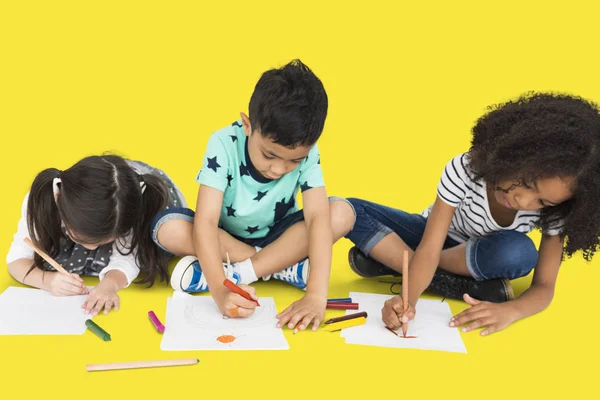 Piccoli bambini in posa in studio — Foto Stock