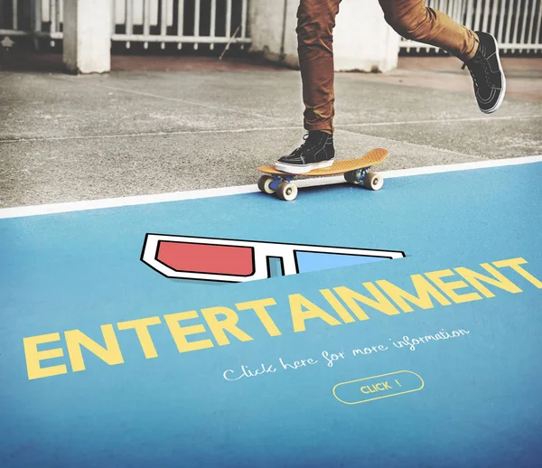 道路上の少年スケートボード — ストック写真