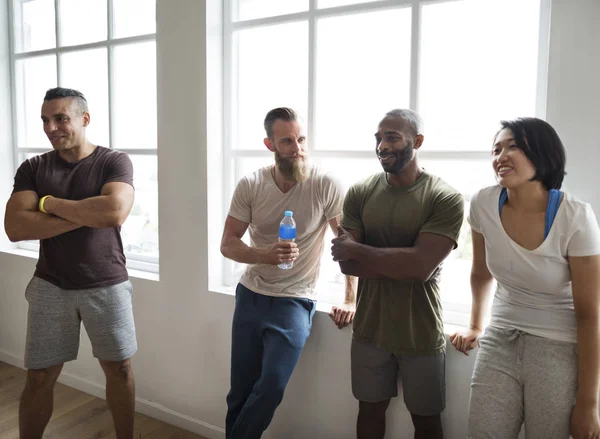 La gente charlando antes del ejercicio — Foto de Stock