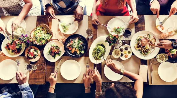 Fröhliche Freunde essen im Restaurant — Stockfoto