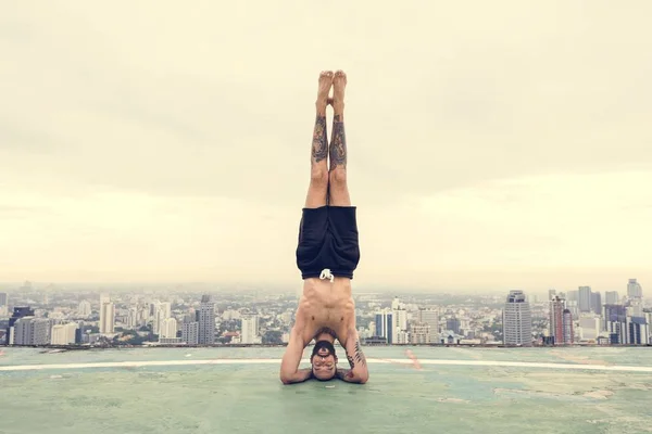 Man utövar yoga — Stockfoto