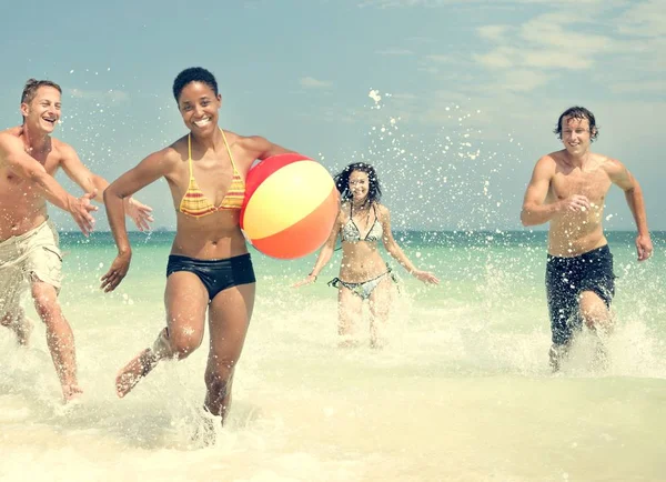 İnsanlar sahilde koşuyor. 