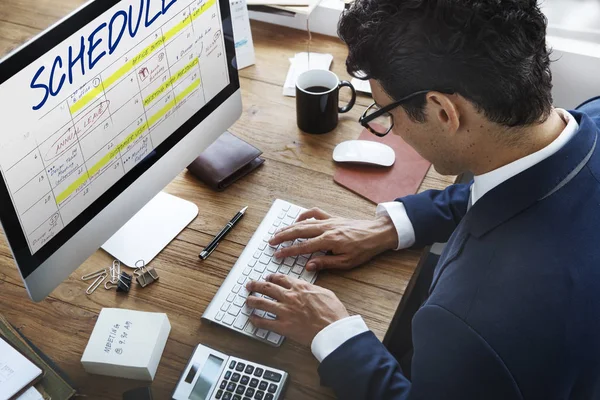 Uomo d'affari in tuta utilizzando il computer — Foto Stock