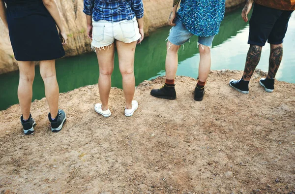 Amigos passar o tempo no lago — Fotografia de Stock