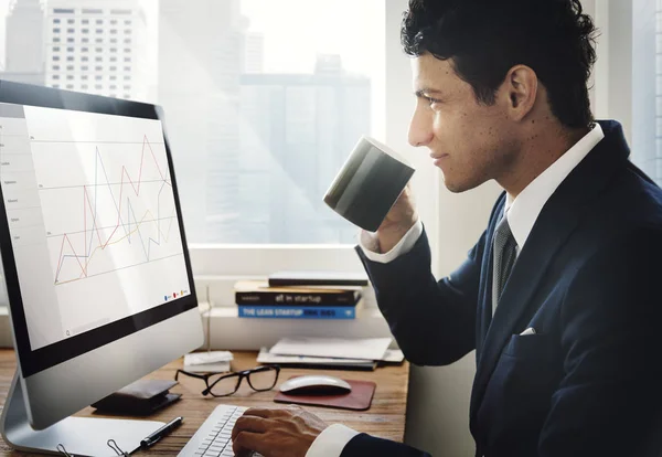 Empresario en traje usando computadora —  Fotos de Stock