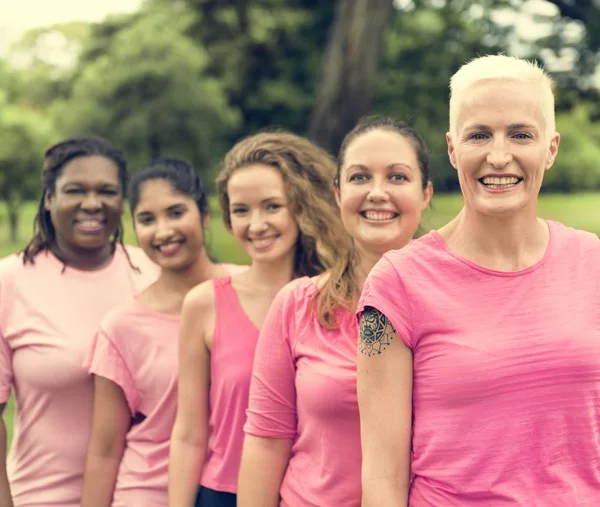 Жінки підтримують рак молочної залози — стокове фото
