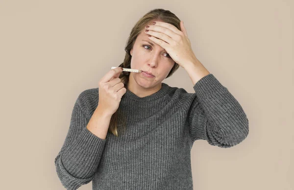 Kvinna anläggning termometer — Stockfoto