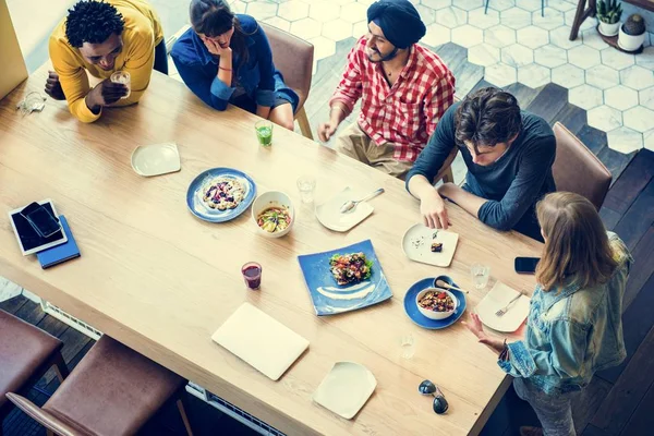 Eleverna äter lunch på café — Stockfoto