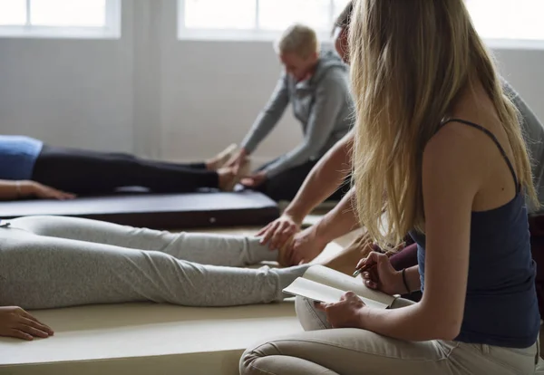 Menschen Ausbildung zur Massage zu machen — Stockfoto