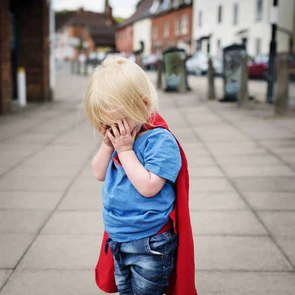 Niño pequeño disfrazado de superhéroe — Foto de Stock