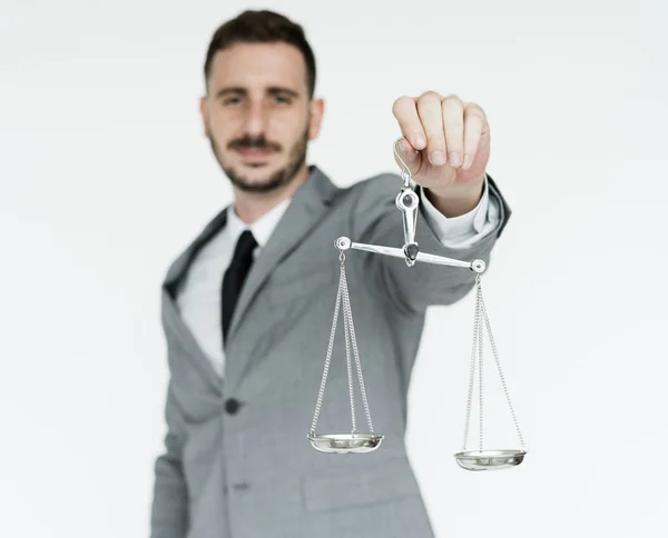 Homem segurando escalas de justiça — Fotografia de Stock