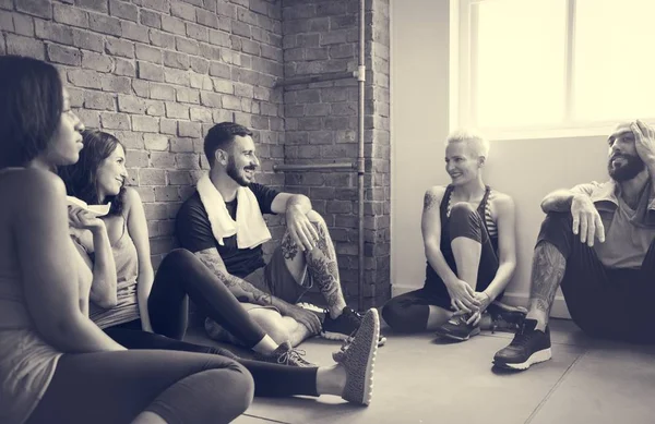 Menschen chillen nach Yoga — Stockfoto