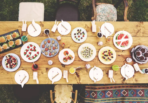 Varios platos en la mesa —  Fotos de Stock
