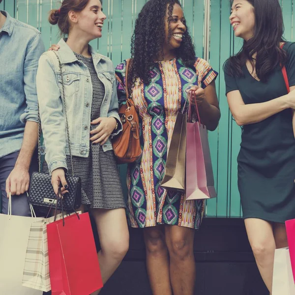 Gelukkig vrouwen met shopping tassen — Stockfoto