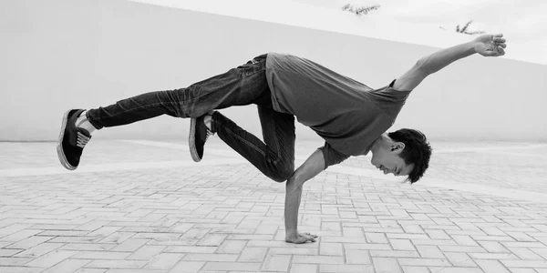 Guy bailando breakdance — Foto de Stock