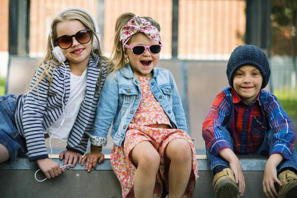Gruppo di bambini alla moda — Foto Stock