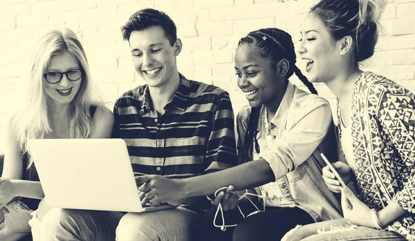 Schüler nutzen Laptop — Stockfoto