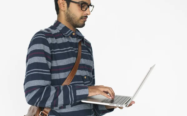 Homme indien utilisant un ordinateur portable — Photo