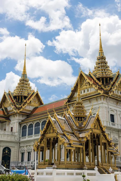 Świątyni buddyjskiej w stylu tajski — Zdjęcie stockowe