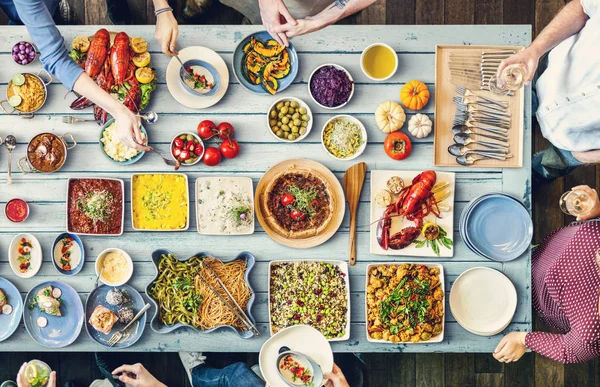 Menschen beim gemeinsamen Essen — Stockfoto