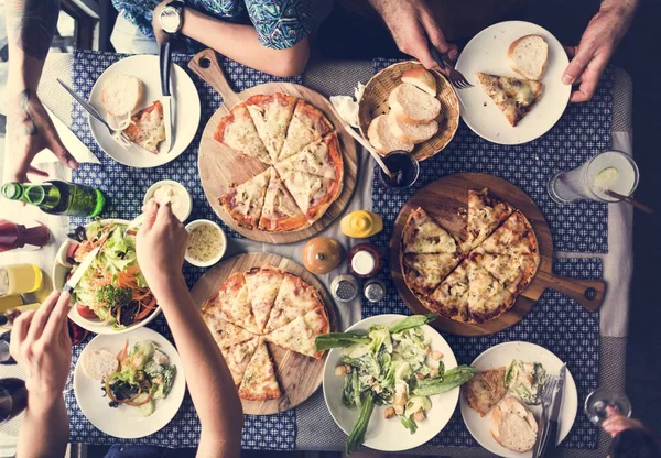 Freunde essen Pizza — Stockfoto