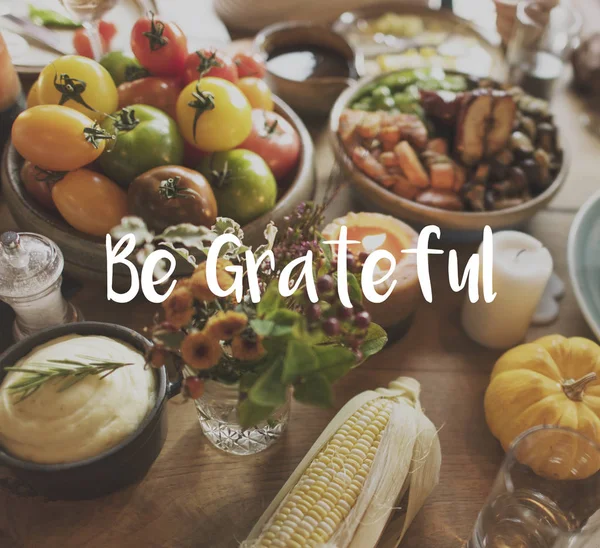 Tablo ile lezzetli yemekler servis