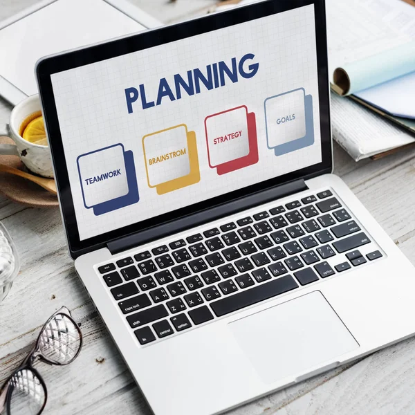 Çalışma Masası üstünde laptop