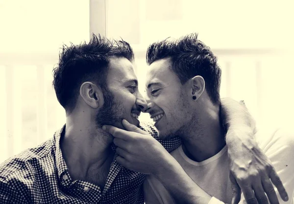 Gay coppia baci — Foto Stock