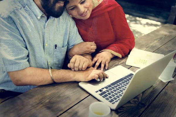 Pareja india usando portátil — Foto de Stock