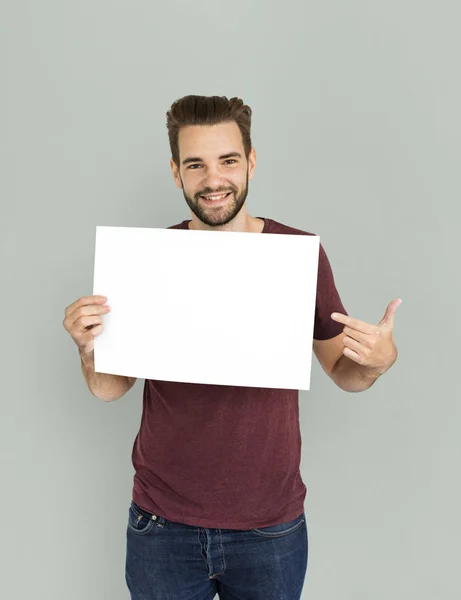 Kağıt boş ve gülümseyen gösteren adam — Stok fotoğraf