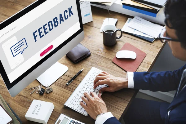 İşadamı bilgisayar kullanarak takım elbiseli  