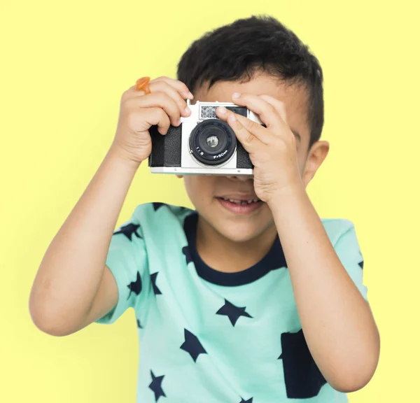 Niño posando con cámara fotográfica — Foto de Stock