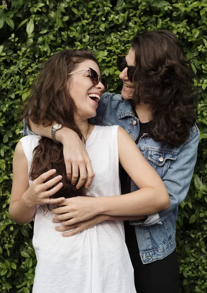 Lezbiyen çift birlikte vakit geçiriyor.