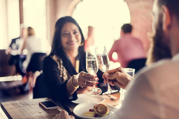 Paar hat romantisches Date — Stockfoto